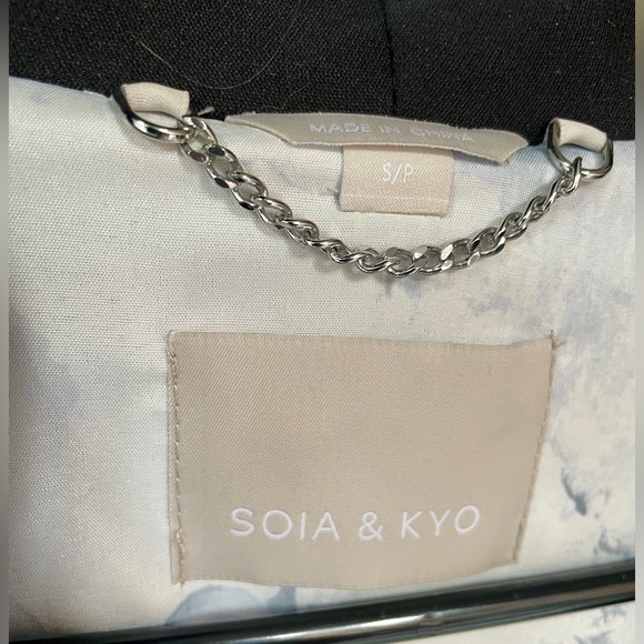Beautiful black trench from Soia & Kyo.Come with a belt.
Small.
Wore once. - Picture 5 of 5